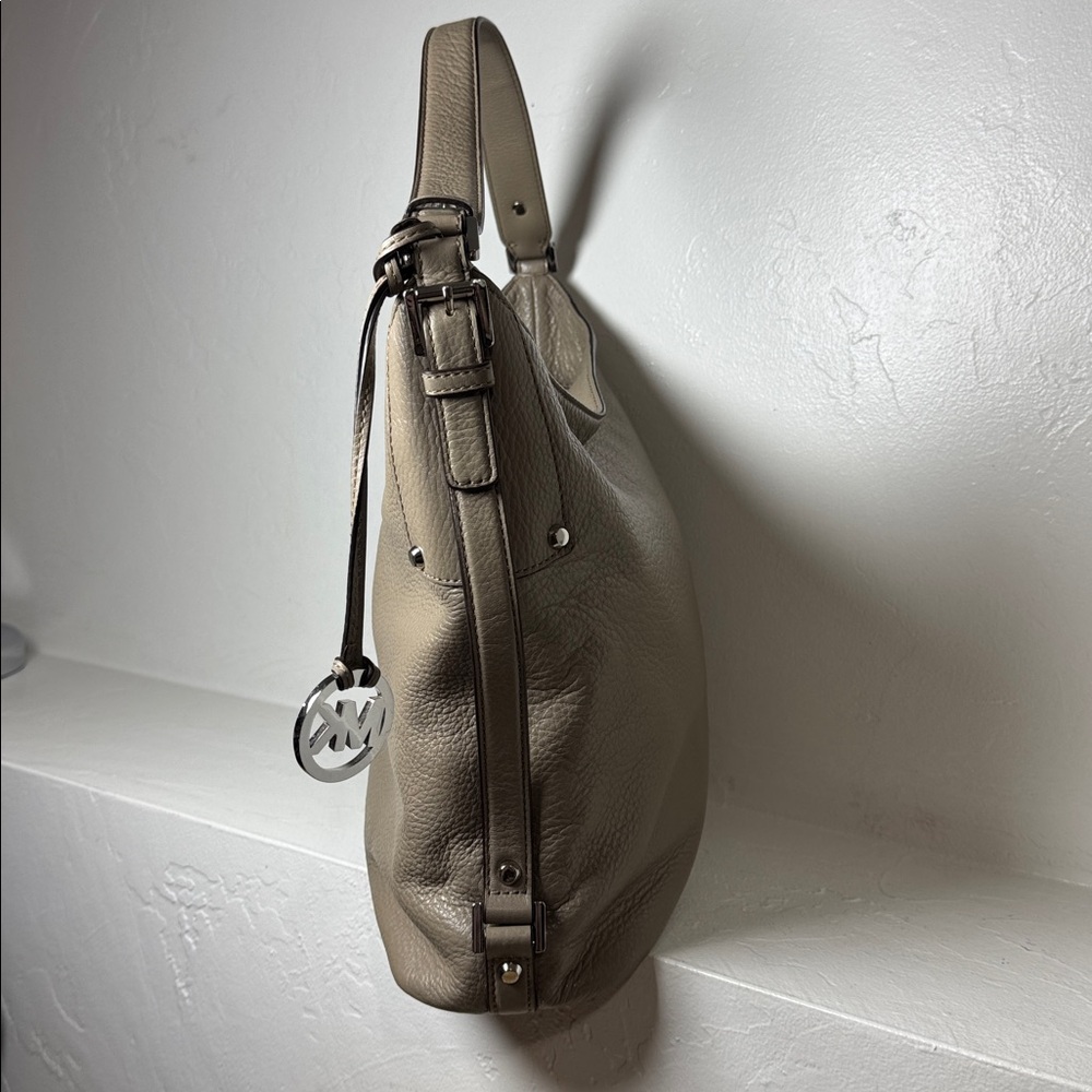 Michael Kors Bedford large belted taupe leather shoulder bag - Picture 5 of 14